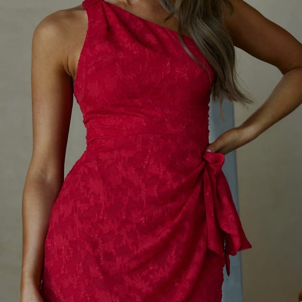 Small selfie Leslie one and only one shoulder wrap dress red floral short